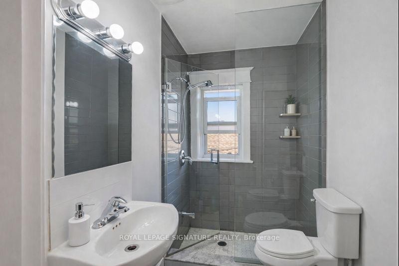 74 Kenilworth Avenue S, Hamilton, ON - Indoor Photo Showing Bathroom