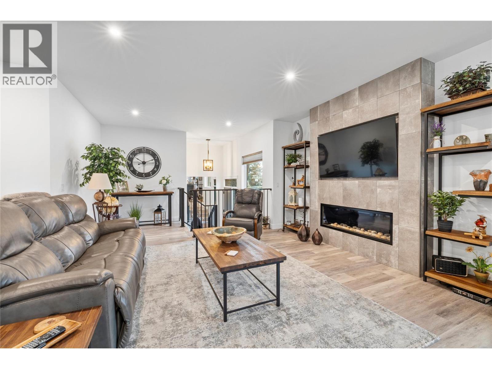 714 Lake Court, West Kelowna, BC - Indoor Photo Showing Living Room With Fireplace