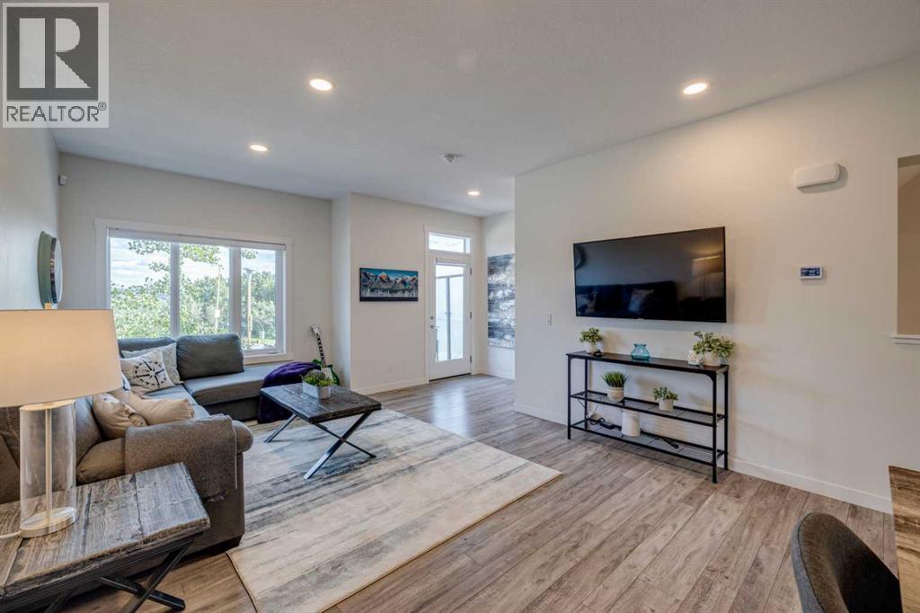 614 Greenbriar Common Nw, Calgary, AB - Indoor Photo Showing Living Room