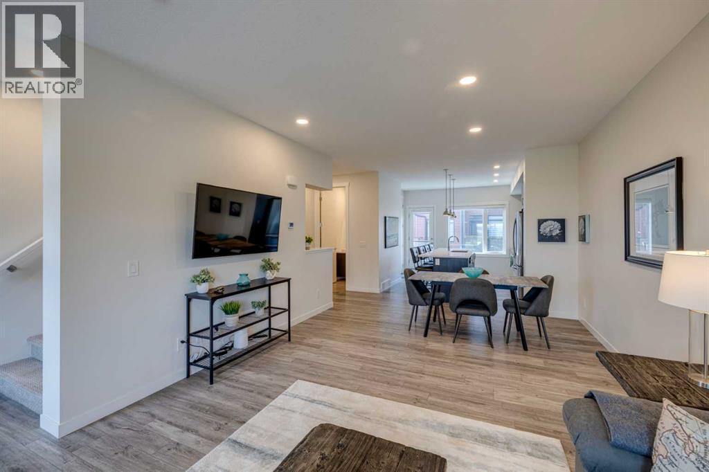 614 Greenbriar Common Nw, Calgary, AB - Indoor Photo Showing Living Room