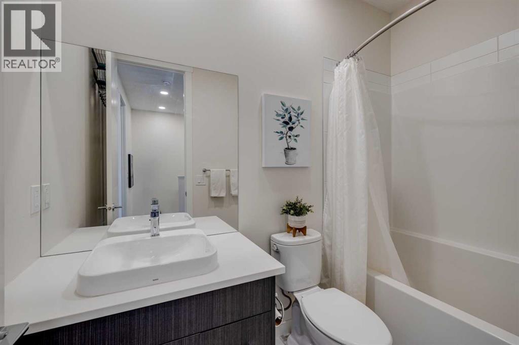 Upper level full bathroom - 614 Greenbriar Common Nw, Calgary, AB - Indoor Photo Showing Bathroom