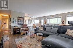 Wall-to-wall windows -