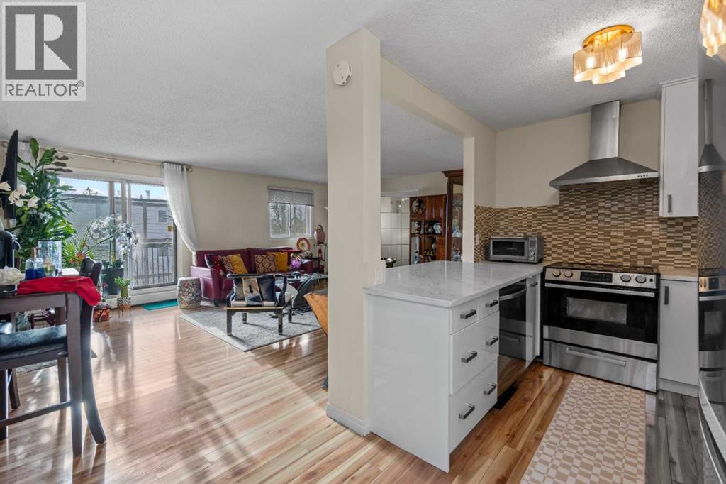 301, 305 25 Avenue Sw, Calgary, AB - Indoor Photo Showing Kitchen
