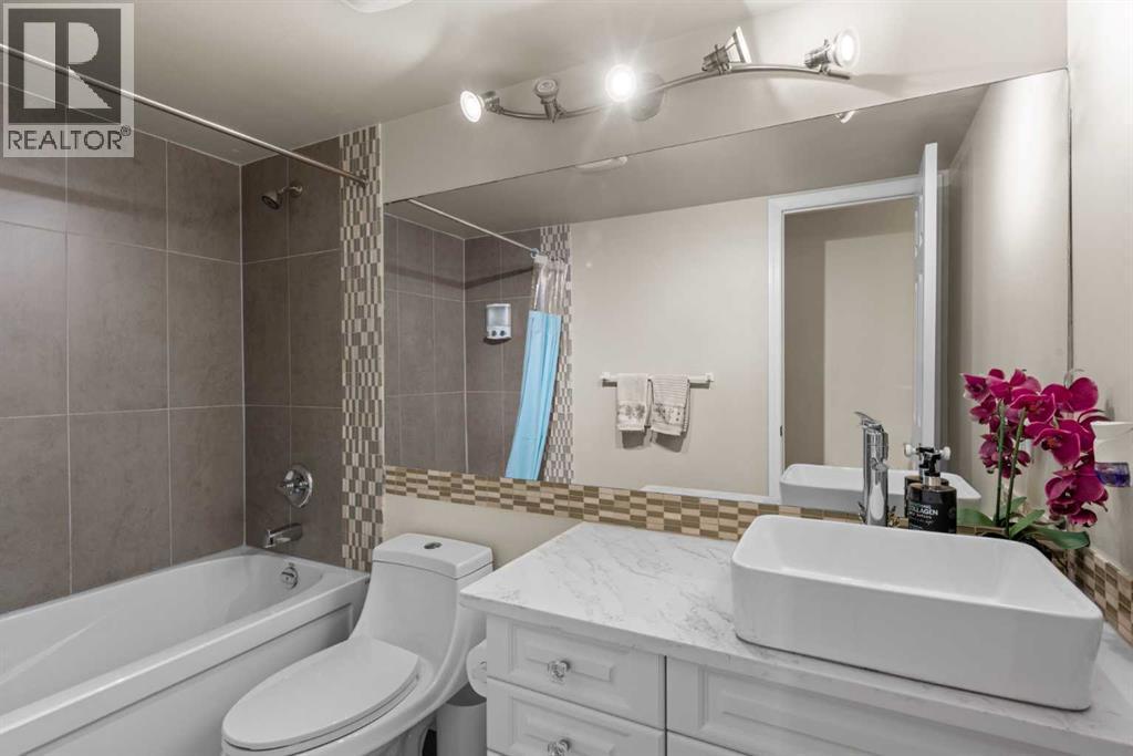 4 piece bath - 301, 305 25 Avenue Sw, Calgary, AB - Indoor Photo Showing Bathroom