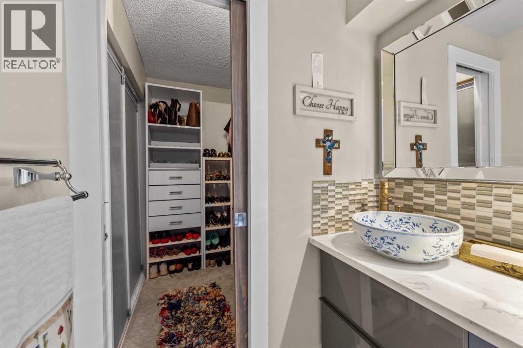 Ensuite access to Walk-in - 301, 305 25 Avenue Sw, Calgary, AB - Indoor Photo Showing Other Room