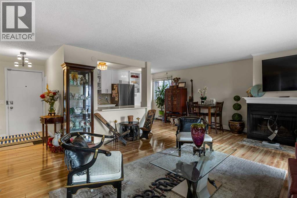 301, 305 25 Avenue Sw, Calgary, AB - Indoor Photo Showing Living Room
