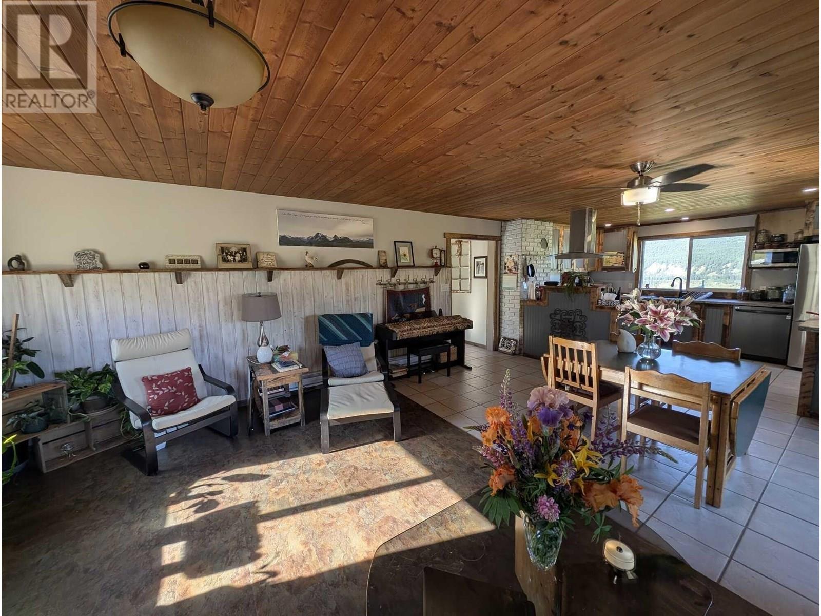 10281 Lee Road, Williams Lake, BC - Indoor