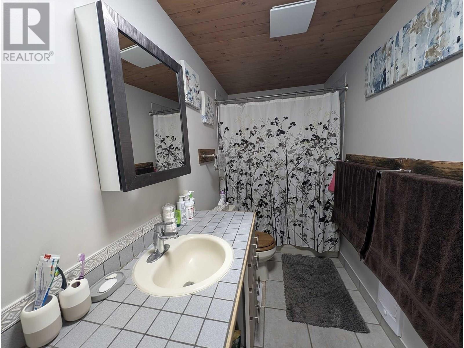 10281 Lee Road, Williams Lake, BC - Indoor Photo Showing Bathroom