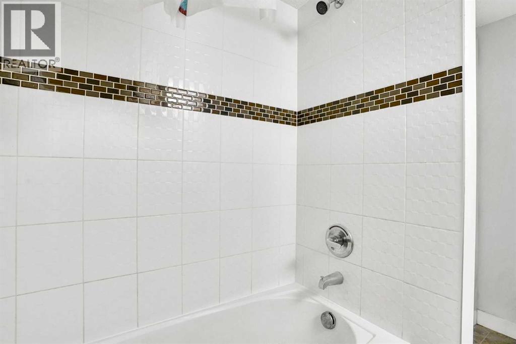 411, 15 Saddlestone Way Ne, Calgary, AB - Indoor Photo Showing Bathroom