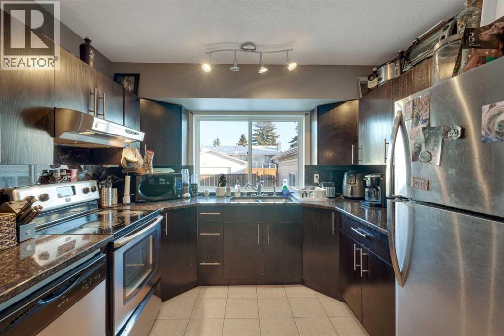 312 Pinegreen Close Ne, Calgary, AB - Indoor Photo Showing Kitchen With Stainless Steel Kitchen