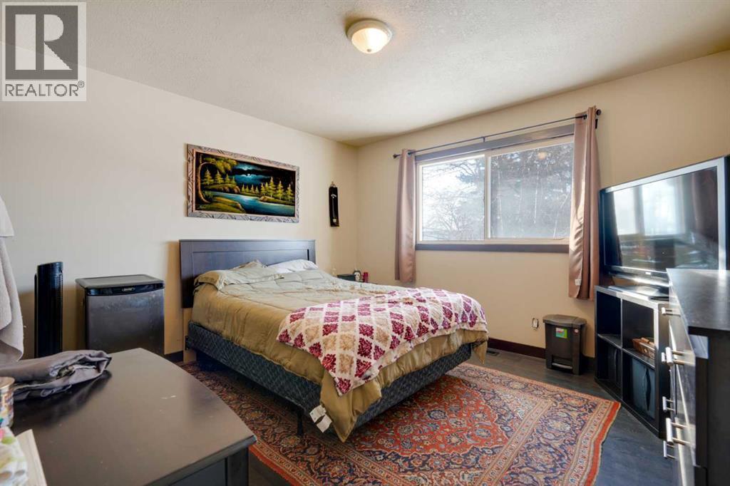 312 Pinegreen Close Ne, Calgary, AB - Indoor Photo Showing Bedroom