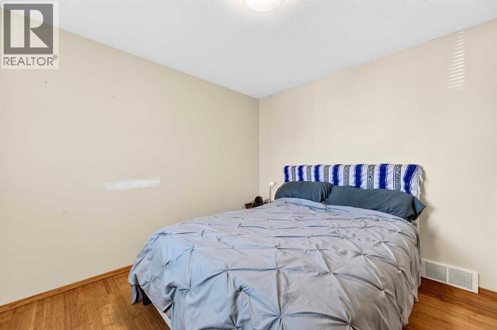 30 Tuscarora Way Nw, Calgary, AB - Indoor Photo Showing Bedroom