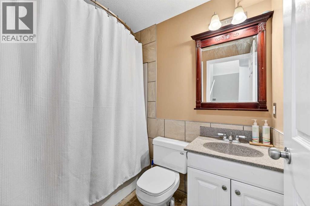 30 Tuscarora Way Nw, Calgary, AB - Indoor Photo Showing Bathroom