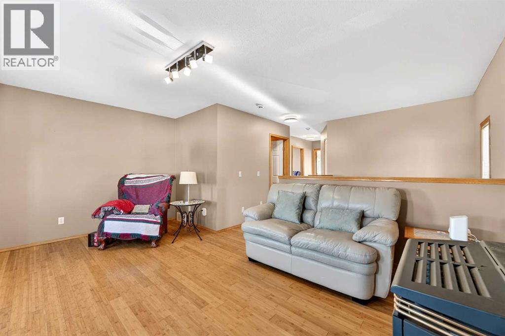 30 Tuscarora Way Nw, Calgary, AB - Indoor Photo Showing Living Room