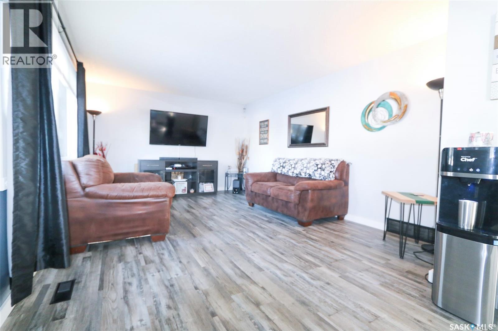 91 Collacott Drive, Yorkton, SK - Indoor Photo Showing Living Room