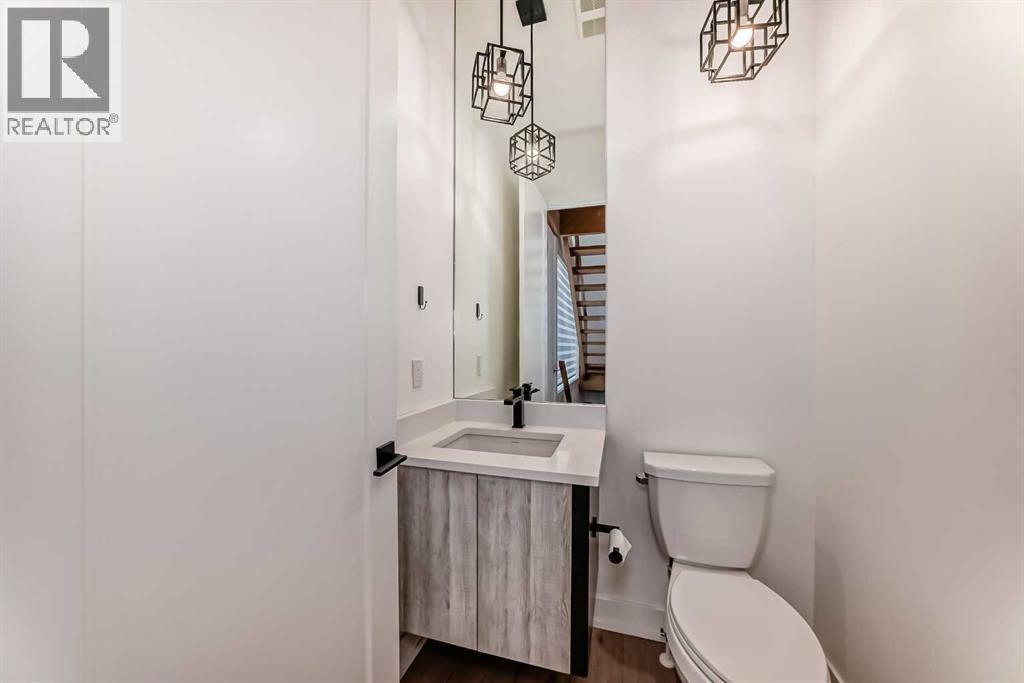 923 36A Street Nw, Calgary, AB - Indoor Photo Showing Bathroom