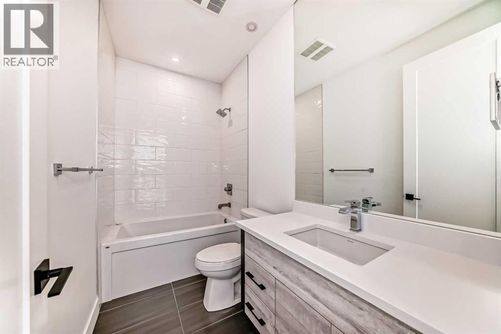 923 36A Street Nw, Calgary, AB - Indoor Photo Showing Bathroom