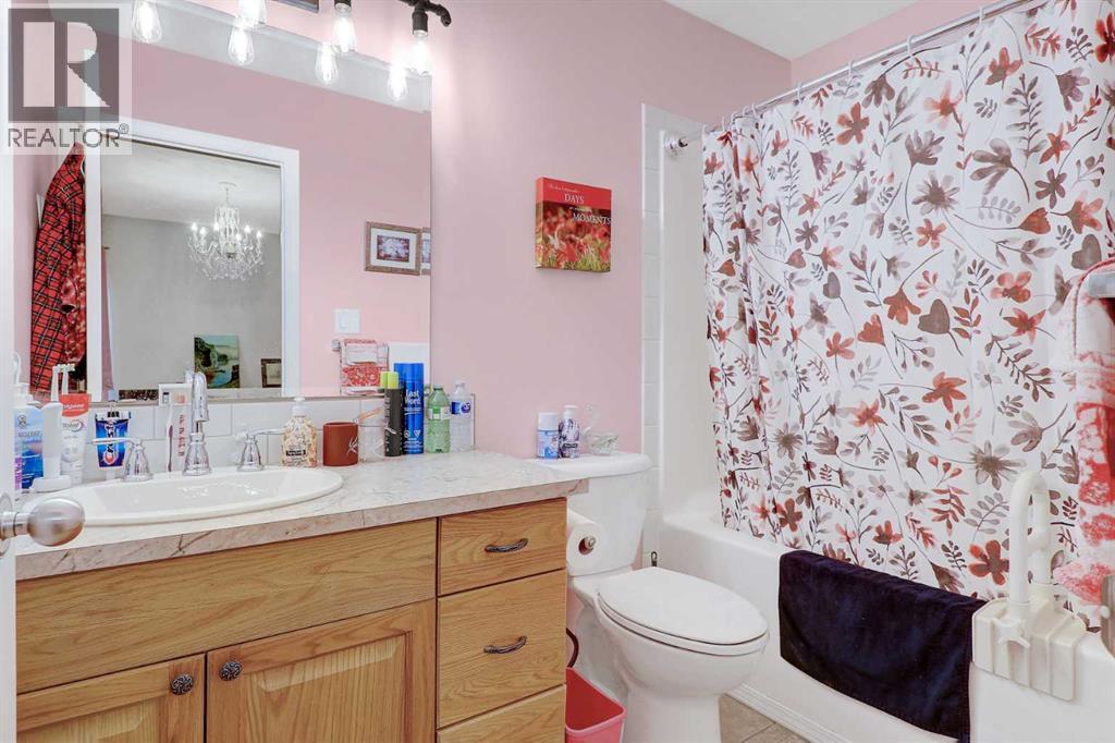 706 7 Street, Beaverlodge, AB - Indoor Photo Showing Bathroom