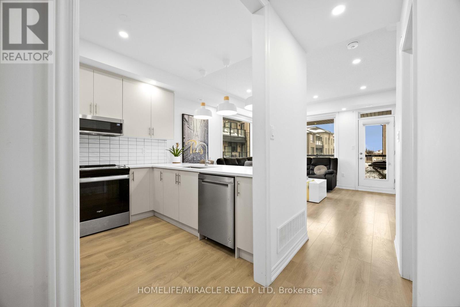 104 - 9470 The Gore Road, Brampton, ON - Indoor Photo Showing Kitchen With Upgraded Kitchen