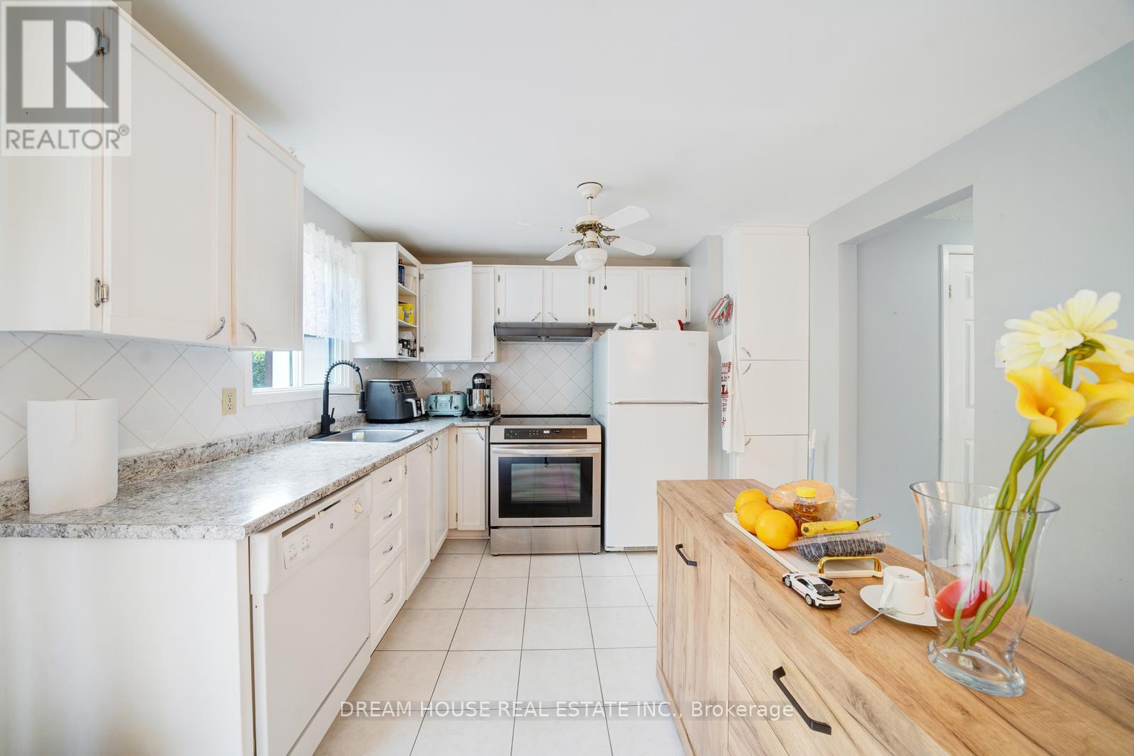 2048 Walker Avenue, Peterborough, ON - Indoor Photo Showing Kitchen