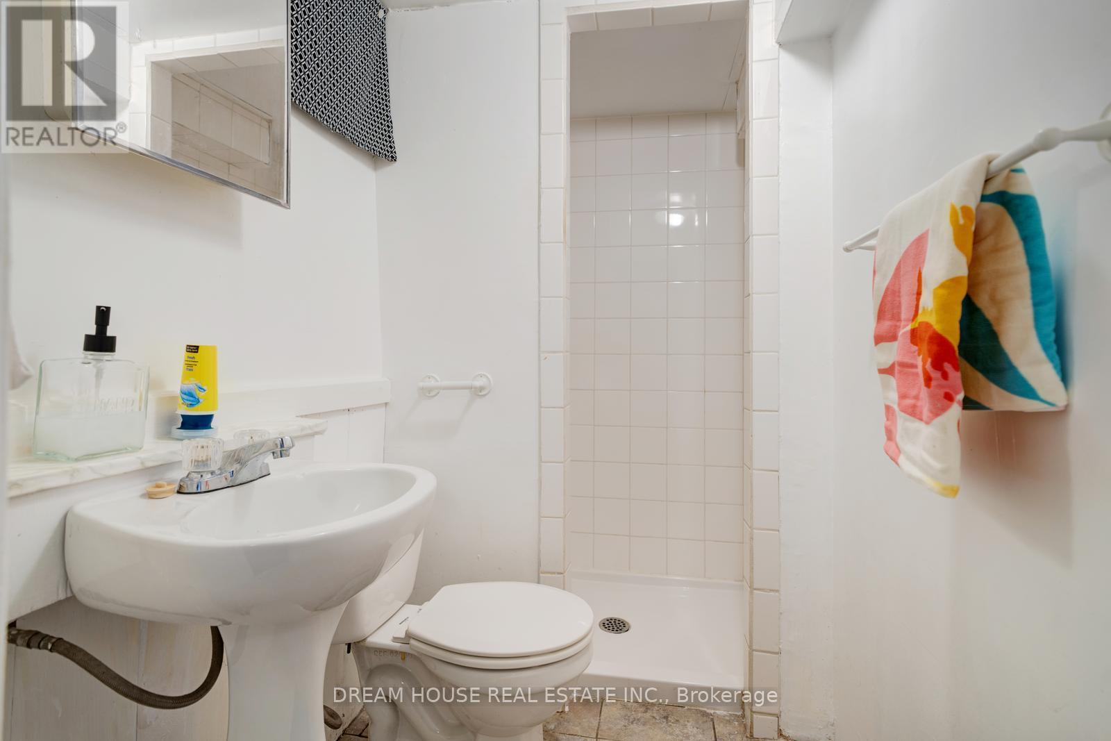 2048 Walker Avenue, Peterborough, ON - Indoor Photo Showing Bathroom