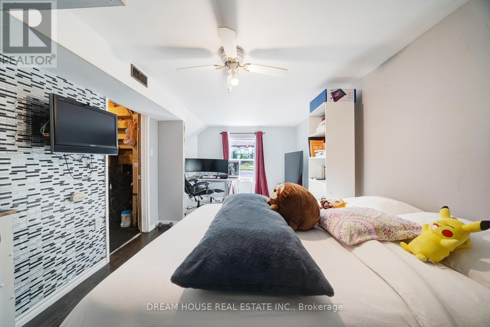2048 Walker Avenue, Peterborough, ON - Indoor Photo Showing Bedroom