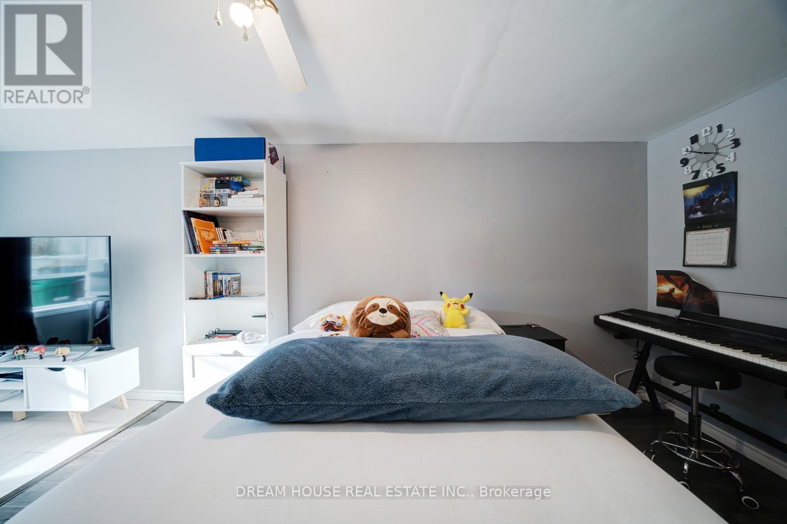 2048 Walker Avenue, Peterborough, ON - Indoor Photo Showing Bedroom