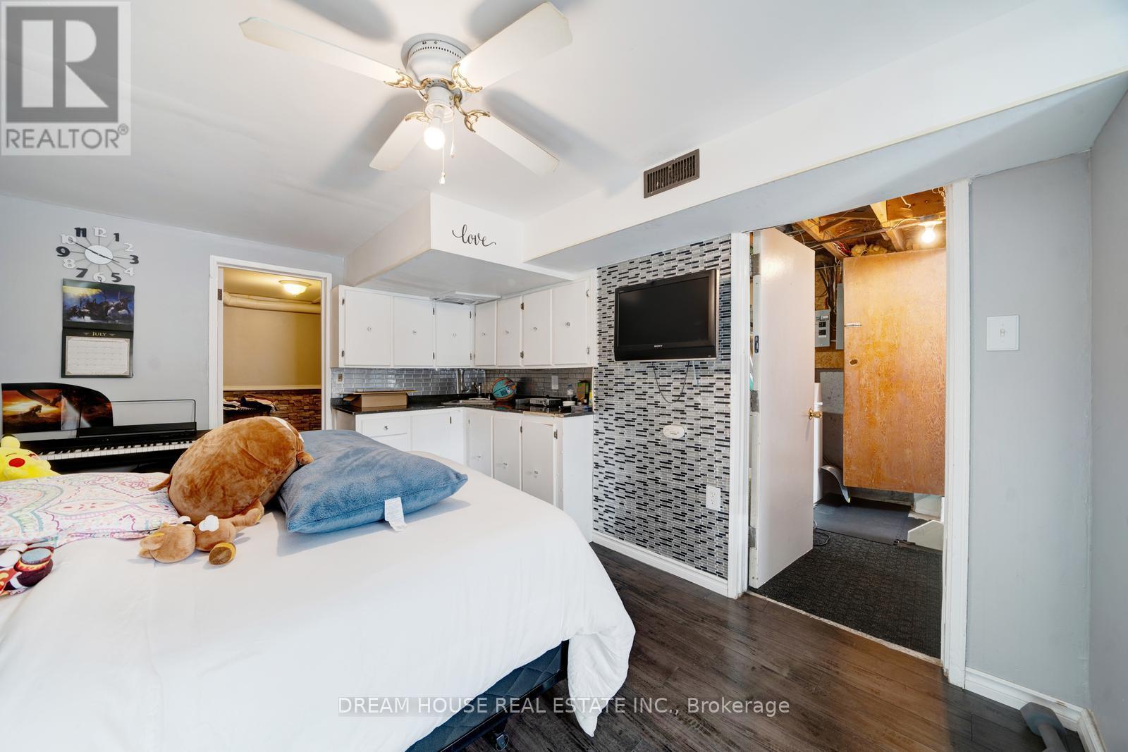 2048 Walker Avenue, Peterborough, ON - Indoor Photo Showing Bedroom