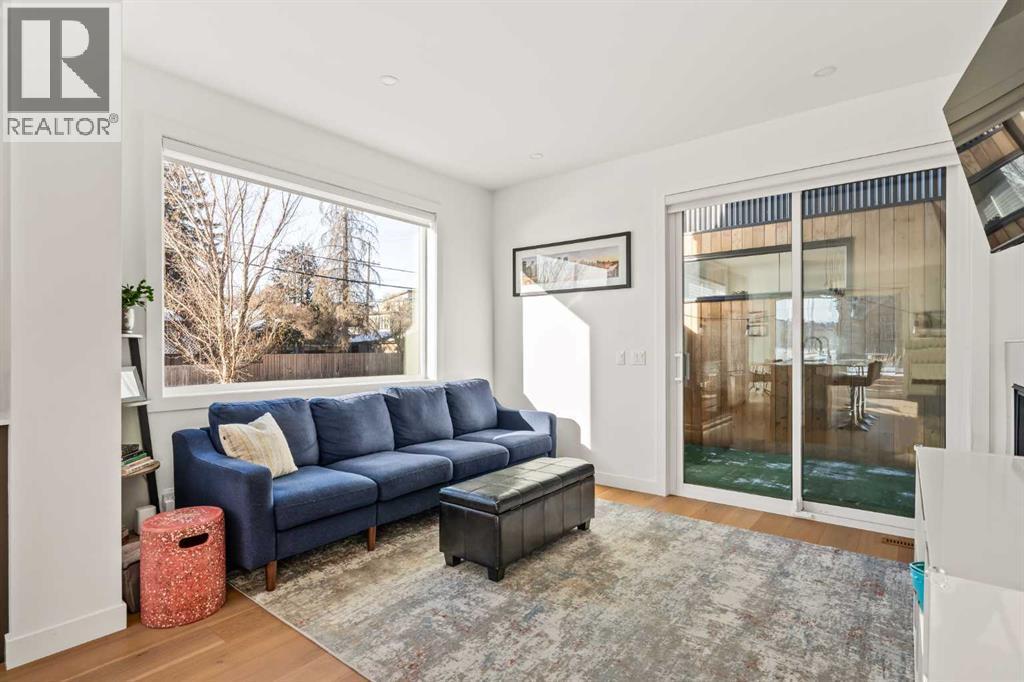1940 Bowness Road Nw, Calgary, AB - Indoor Photo Showing Living Room