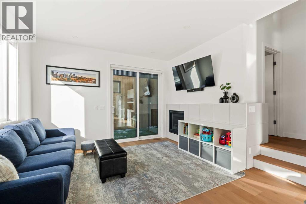1940 Bowness Road Nw, Calgary, AB - Indoor Photo Showing Living Room