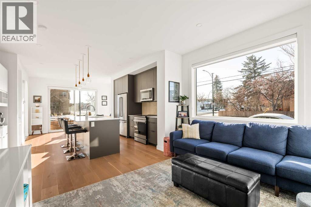 1940 Bowness Road Nw, Calgary, AB - Indoor Photo Showing Living Room