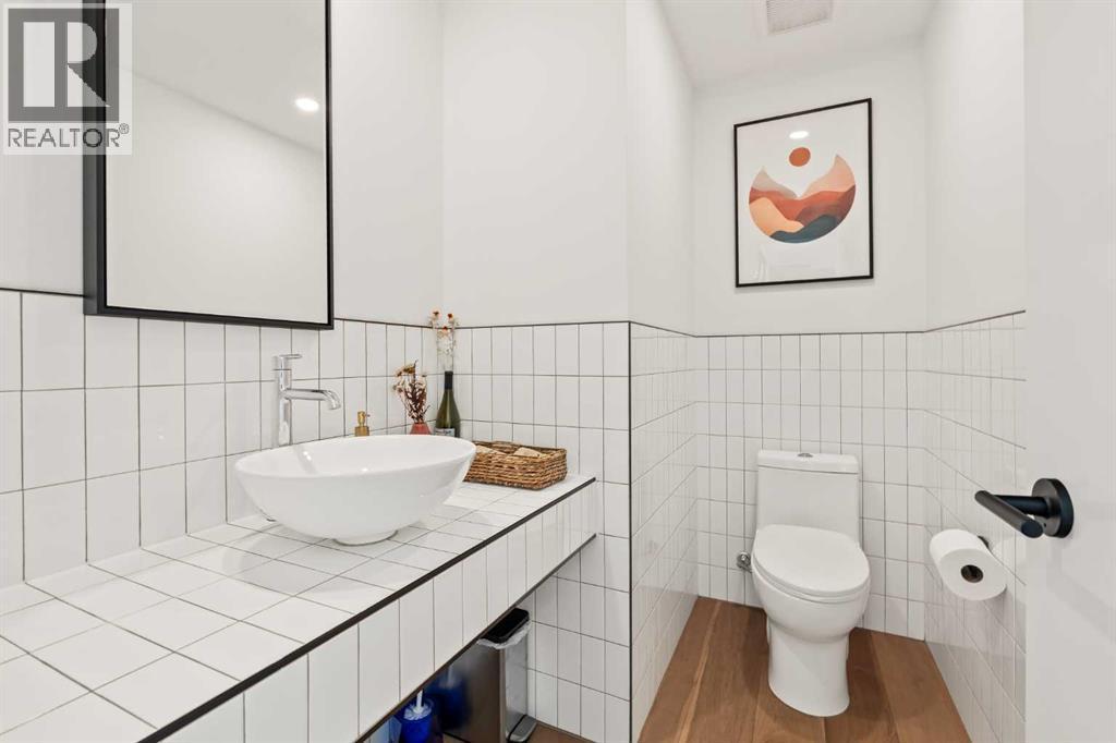 1940 Bowness Road Nw, Calgary, AB - Indoor Photo Showing Bathroom