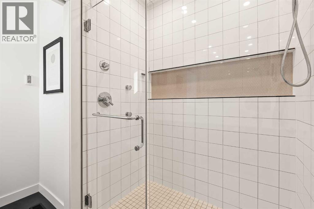 1940 Bowness Road Nw, Calgary, AB - Indoor Photo Showing Bathroom