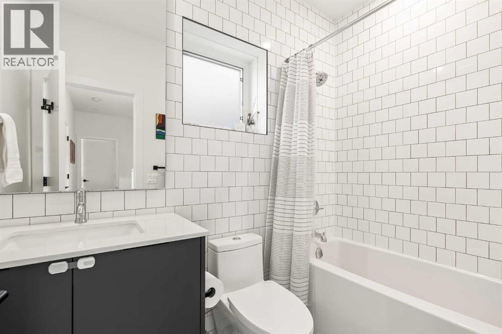 1940 Bowness Road Nw, Calgary, AB - Indoor Photo Showing Bathroom