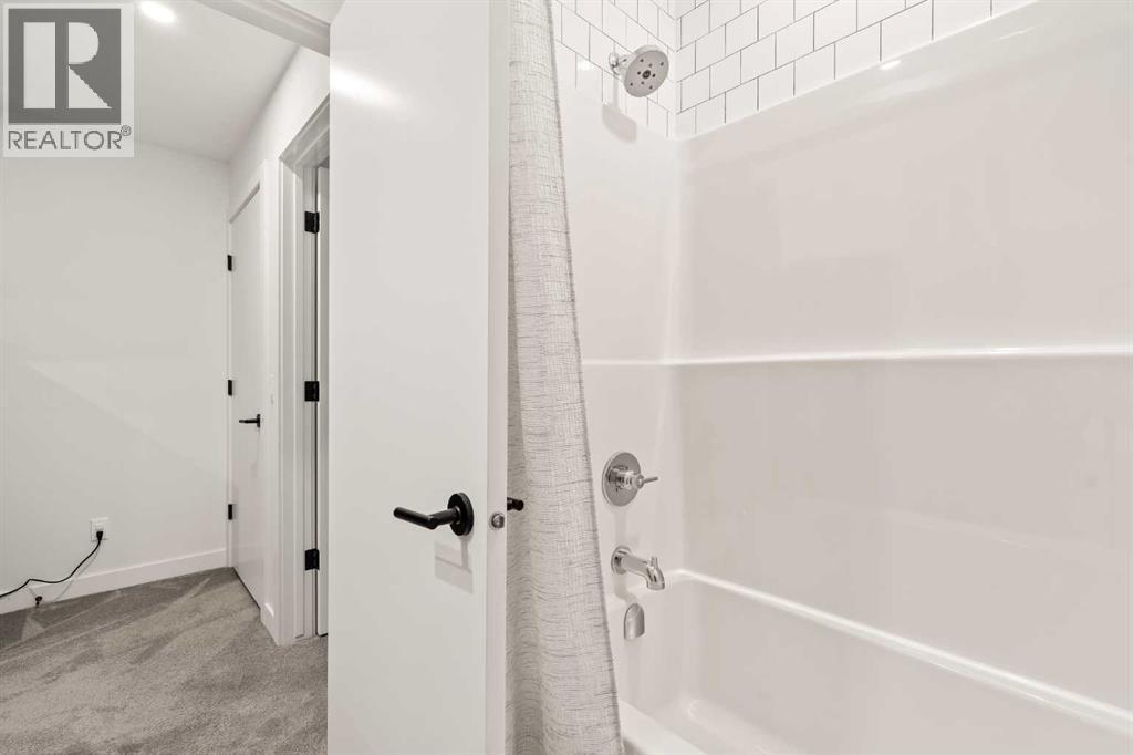1940 Bowness Road Nw, Calgary, AB - Indoor Photo Showing Bathroom