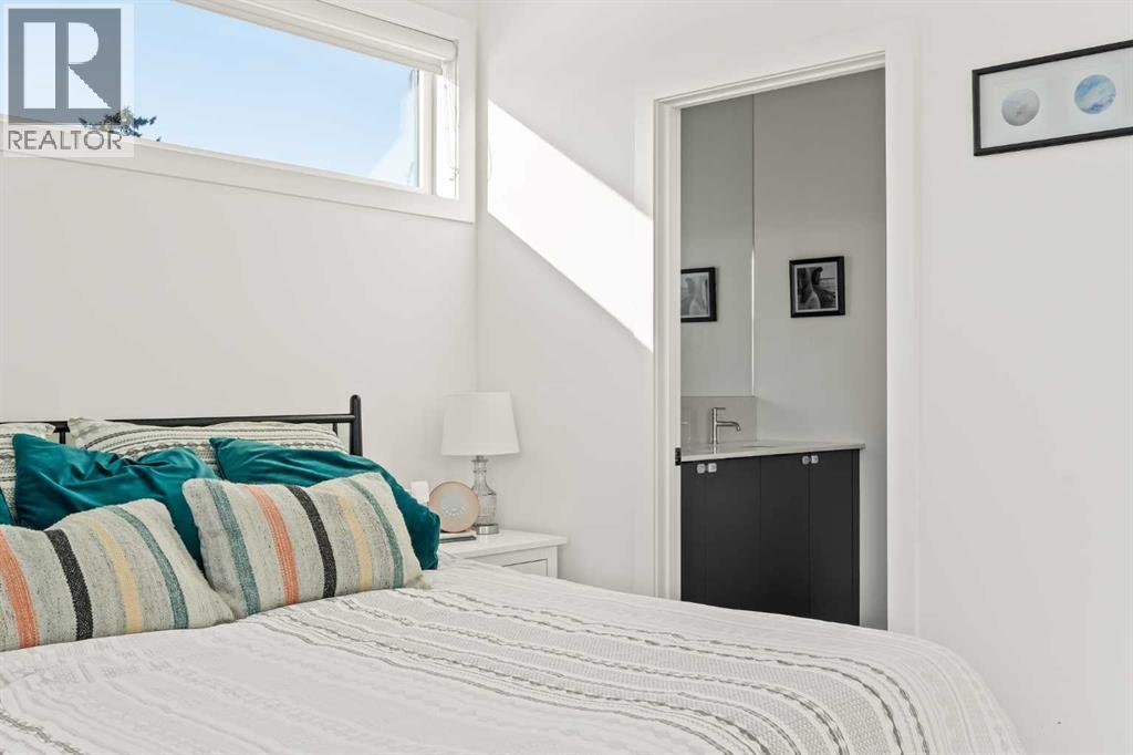 1940 Bowness Road Nw, Calgary, AB - Indoor Photo Showing Bedroom