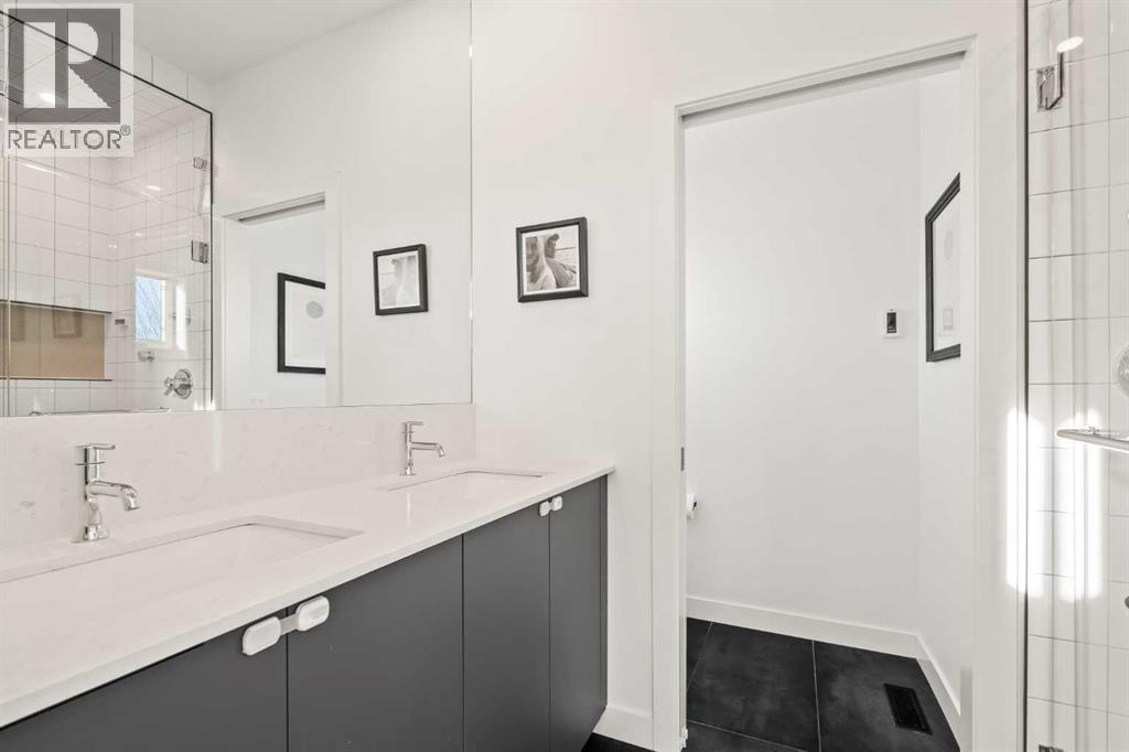 1940 Bowness Road Nw, Calgary, AB - Indoor Photo Showing Bathroom