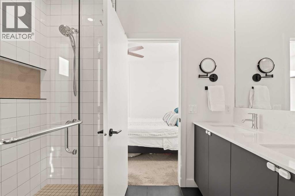 1940 Bowness Road Nw, Calgary, AB - Indoor Photo Showing Bathroom