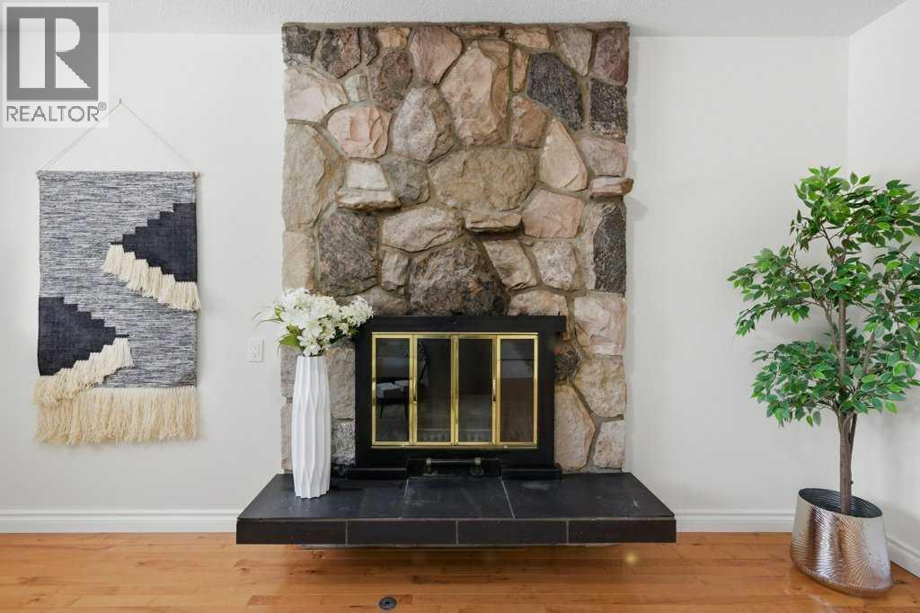 3703 Valdes Place Nw, Calgary, AB - Indoor Photo Showing Other Room