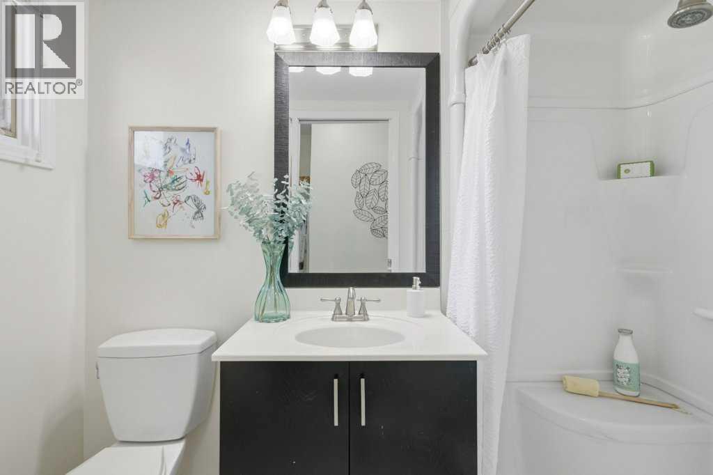 3703 Valdes Place Nw, Calgary, AB - Indoor Photo Showing Bathroom