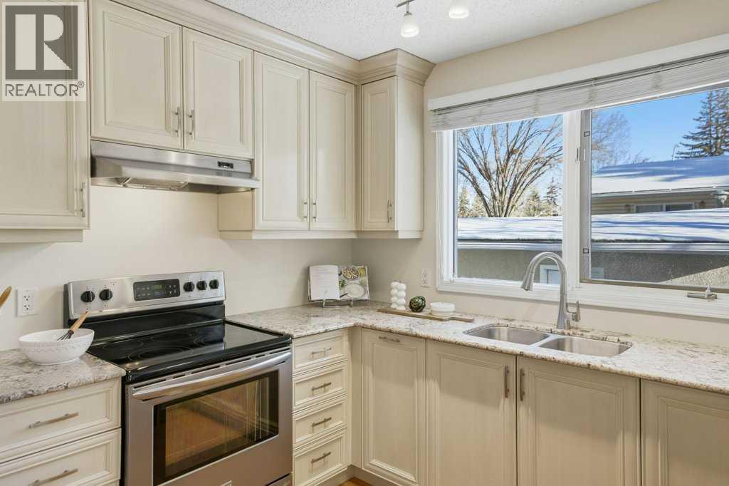 3703 Valdes Place Nw, Calgary, AB - Indoor Photo Showing Kitchen With Stainless Steel Kitchen With Double Sink With Upgraded Kitchen