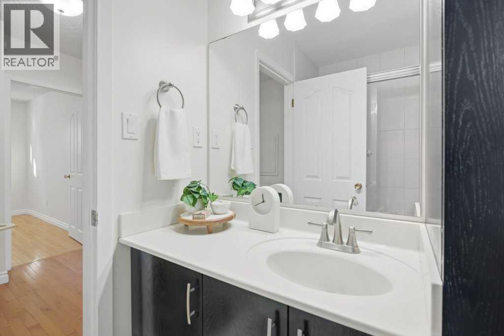 3703 Valdes Place Nw, Calgary, AB - Indoor Photo Showing Bathroom
