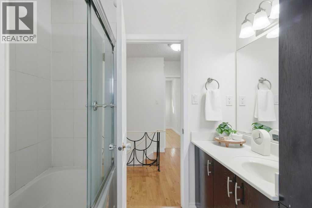 3703 Valdes Place Nw, Calgary, AB - Indoor Photo Showing Bathroom