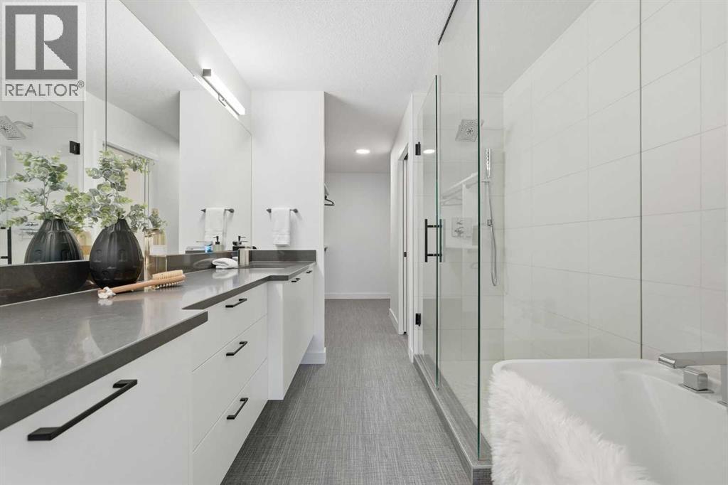 2104 17A Street Sw, Calgary, AB - Indoor Photo Showing Bathroom