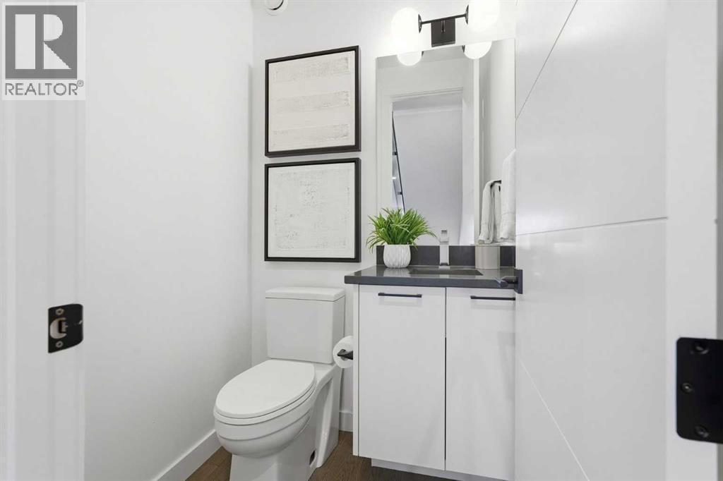 2104 17A Street Sw, Calgary, AB - Indoor Photo Showing Bathroom