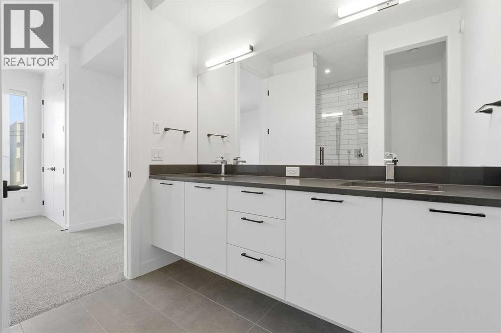 2104 17A Street Sw, Calgary, AB - Indoor Photo Showing Bathroom