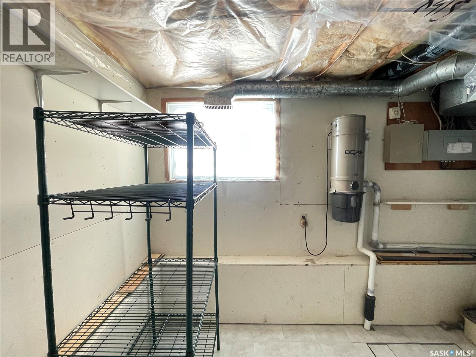 5026 10Th Avenue, Regina, SK - Indoor