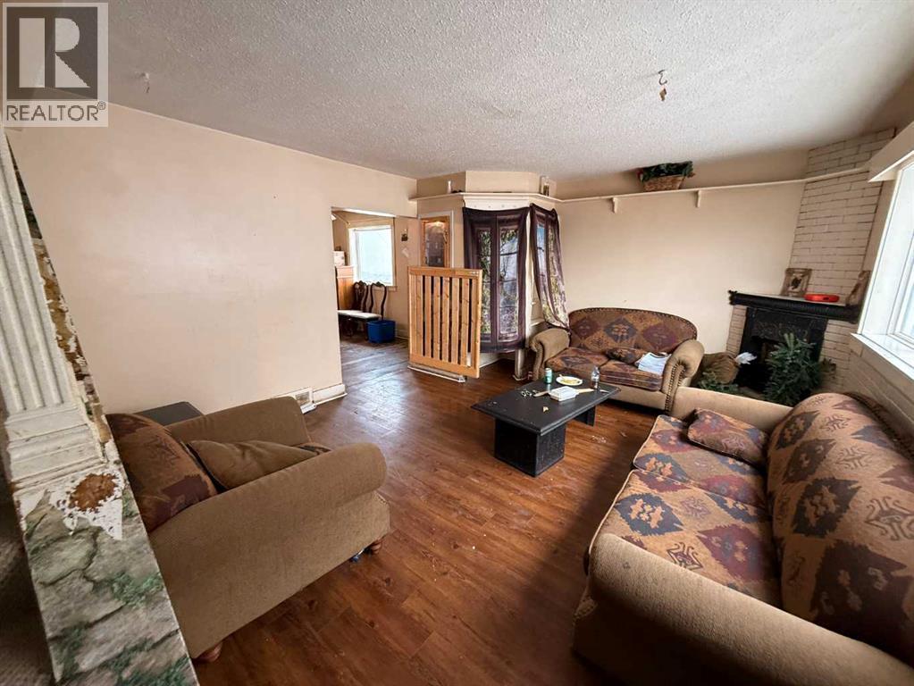 56, 305 5 Street, Wainwright, AB - Indoor Photo Showing Living Room