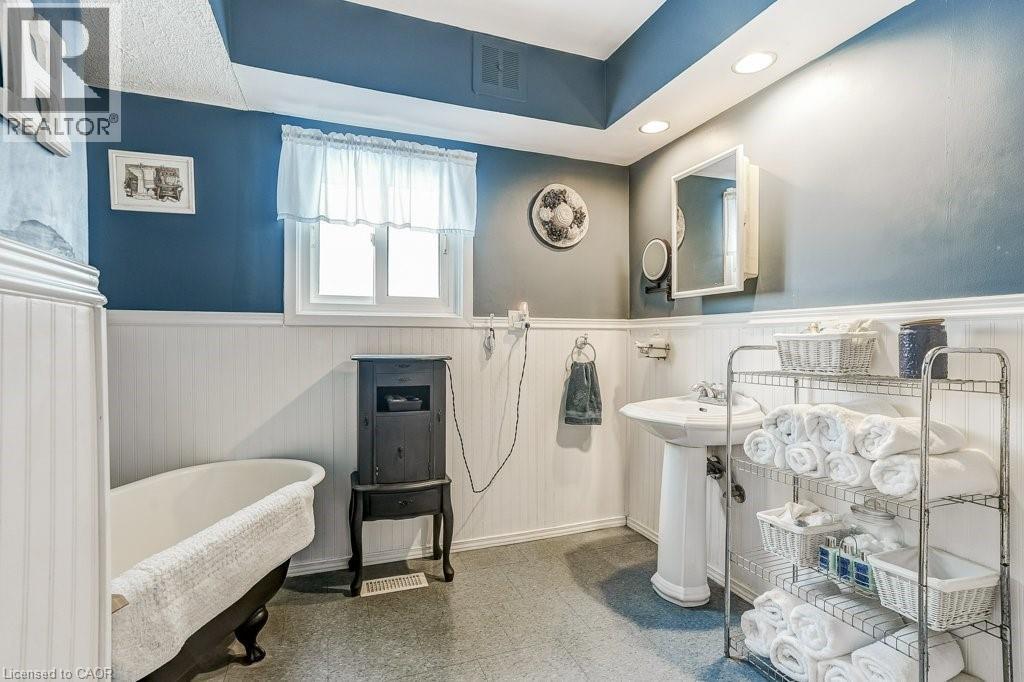 9188 Dickenson Road W, Mount Hope, ON - Indoor Photo Showing Bathroom