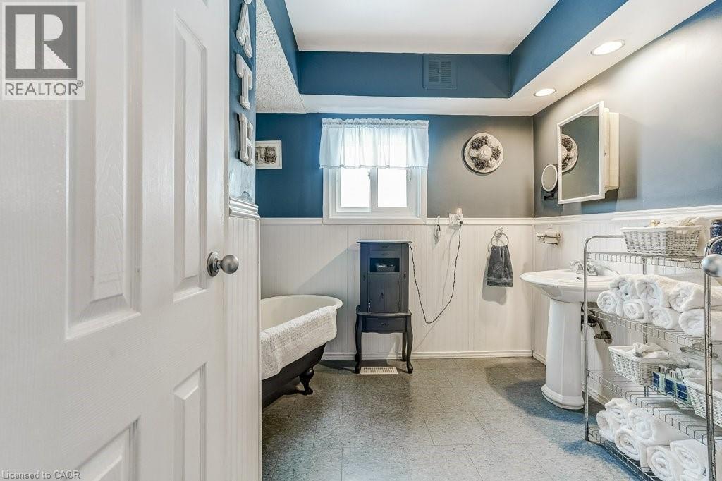 9188 Dickenson Road W, Mount Hope, ON - Indoor Photo Showing Bathroom